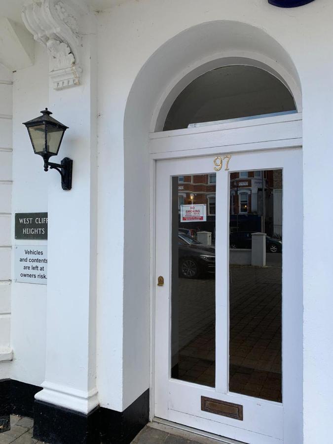 Bournemouth Beachfront Retreat 3 Bedroom 3 Bathroom Seaside B&B With Free Parking מראה חיצוני תמונה