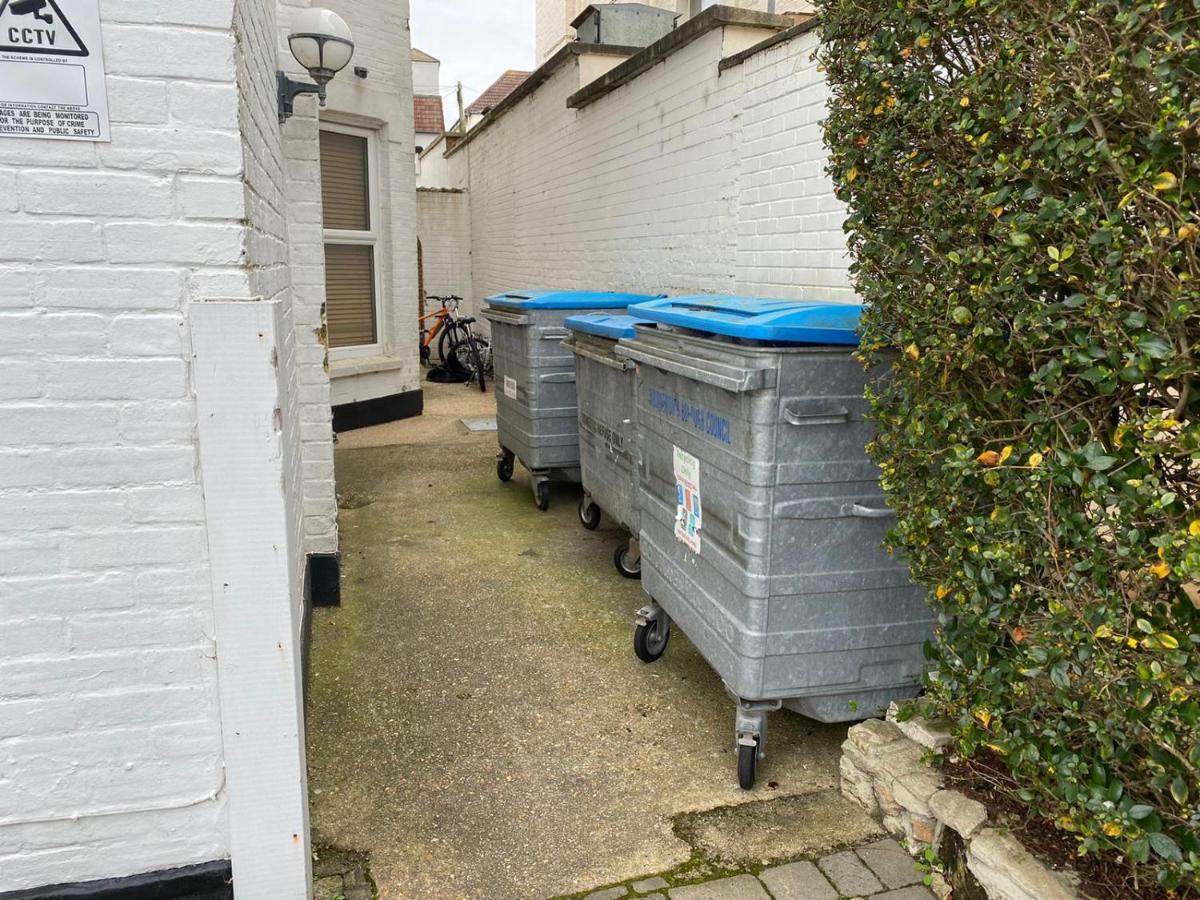 Bournemouth Beachfront Retreat 3 Bedroom 3 Bathroom Seaside B&B With Free Parking מראה חיצוני תמונה