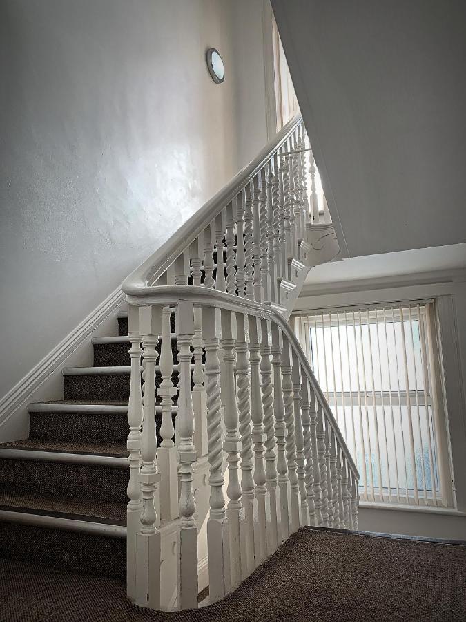 Bournemouth Beachfront Retreat 3 Bedroom 3 Bathroom Seaside B&B With Free Parking מראה חיצוני תמונה