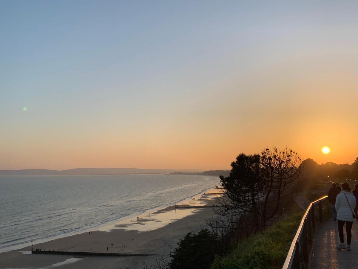 Bournemouth Beachfront Retreat 3 Bedroom 3 Bathroom Seaside B&B With Free Parking מראה חיצוני תמונה