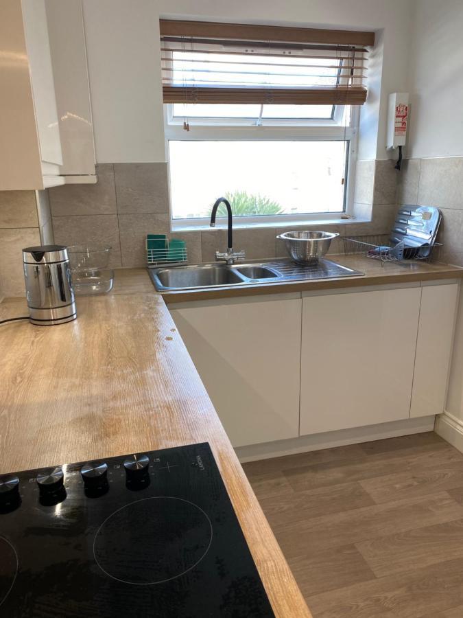 Bournemouth Beachfront Retreat 3 Bedroom 3 Bathroom Seaside B&B With Free Parking מראה חיצוני תמונה