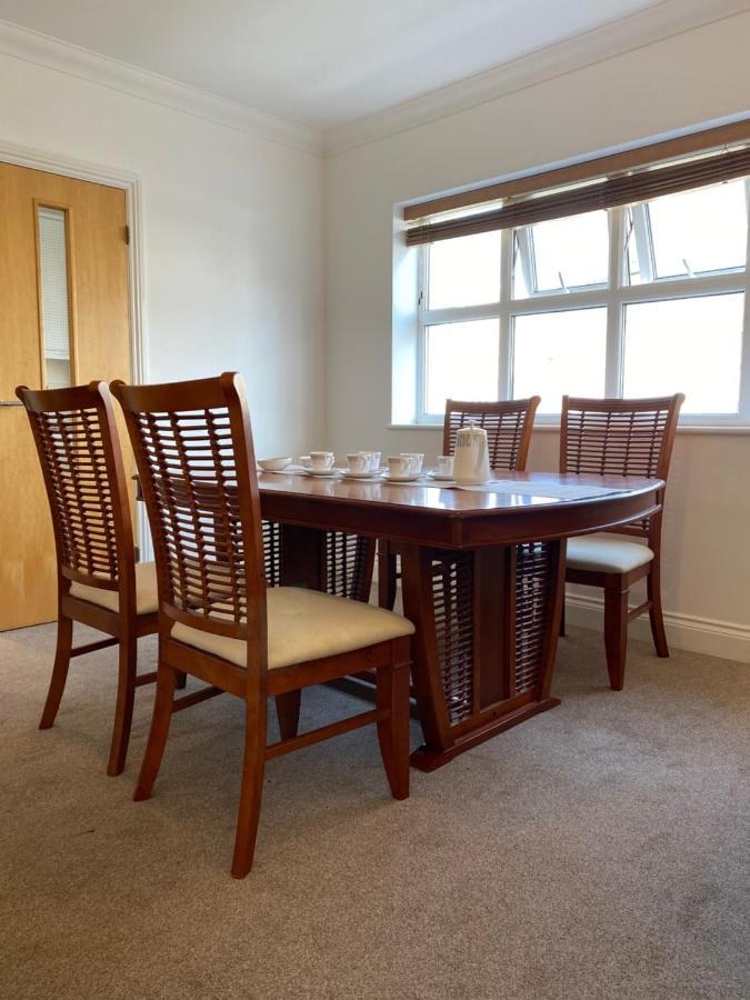 Bournemouth Beachfront Retreat 3 Bedroom 3 Bathroom Seaside B&B With Free Parking מראה חיצוני תמונה