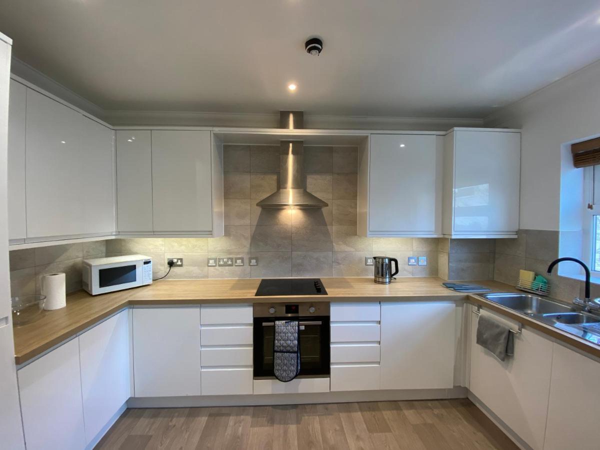 Bournemouth Beachfront Retreat 3 Bedroom 3 Bathroom Seaside B&B With Free Parking מראה חיצוני תמונה