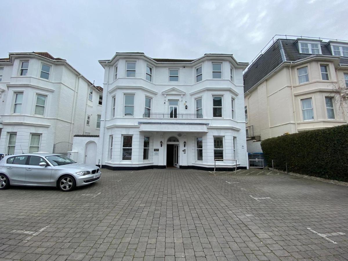 Bournemouth Beachfront Retreat 3 Bedroom 3 Bathroom Seaside B&B With Free Parking מראה חיצוני תמונה