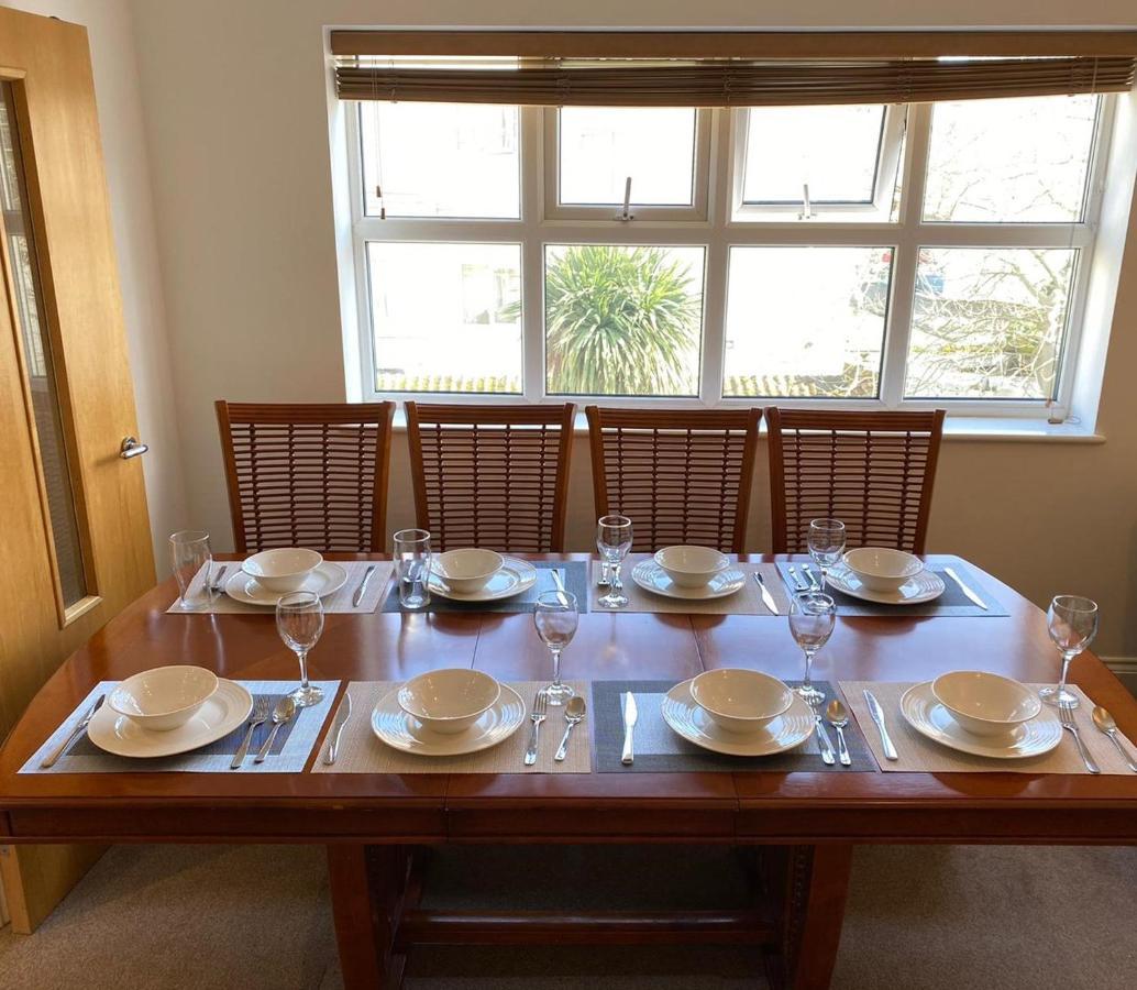 Bournemouth Beachfront Retreat 3 Bedroom 3 Bathroom Seaside B&B With Free Parking מראה חיצוני תמונה
