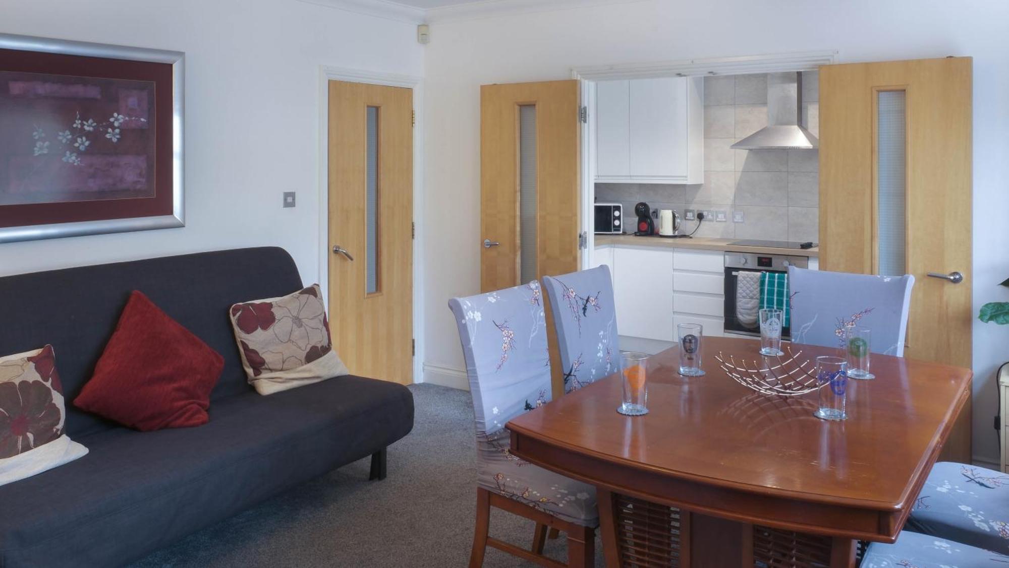 Bournemouth Beachfront Retreat 3 Bedroom 3 Bathroom Seaside B&B With Free Parking מראה חיצוני תמונה