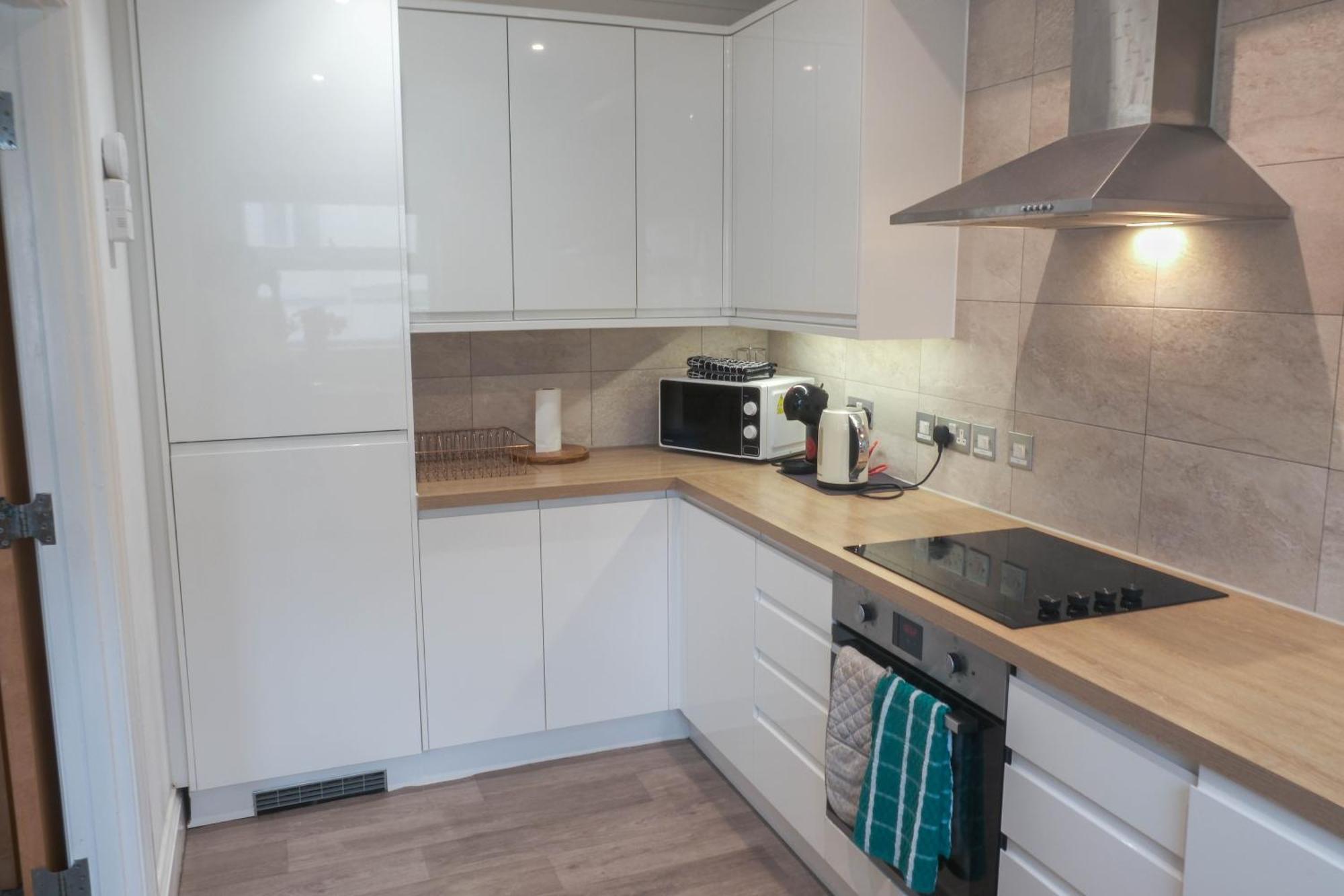Bournemouth Beachfront Retreat 3 Bedroom 3 Bathroom Seaside B&B With Free Parking מראה חיצוני תמונה