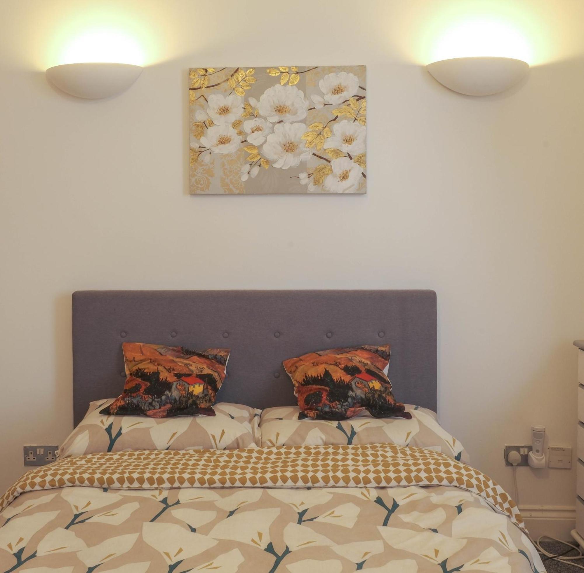Bournemouth Beachfront Retreat 3 Bedroom 3 Bathroom Seaside B&B With Free Parking מראה חיצוני תמונה