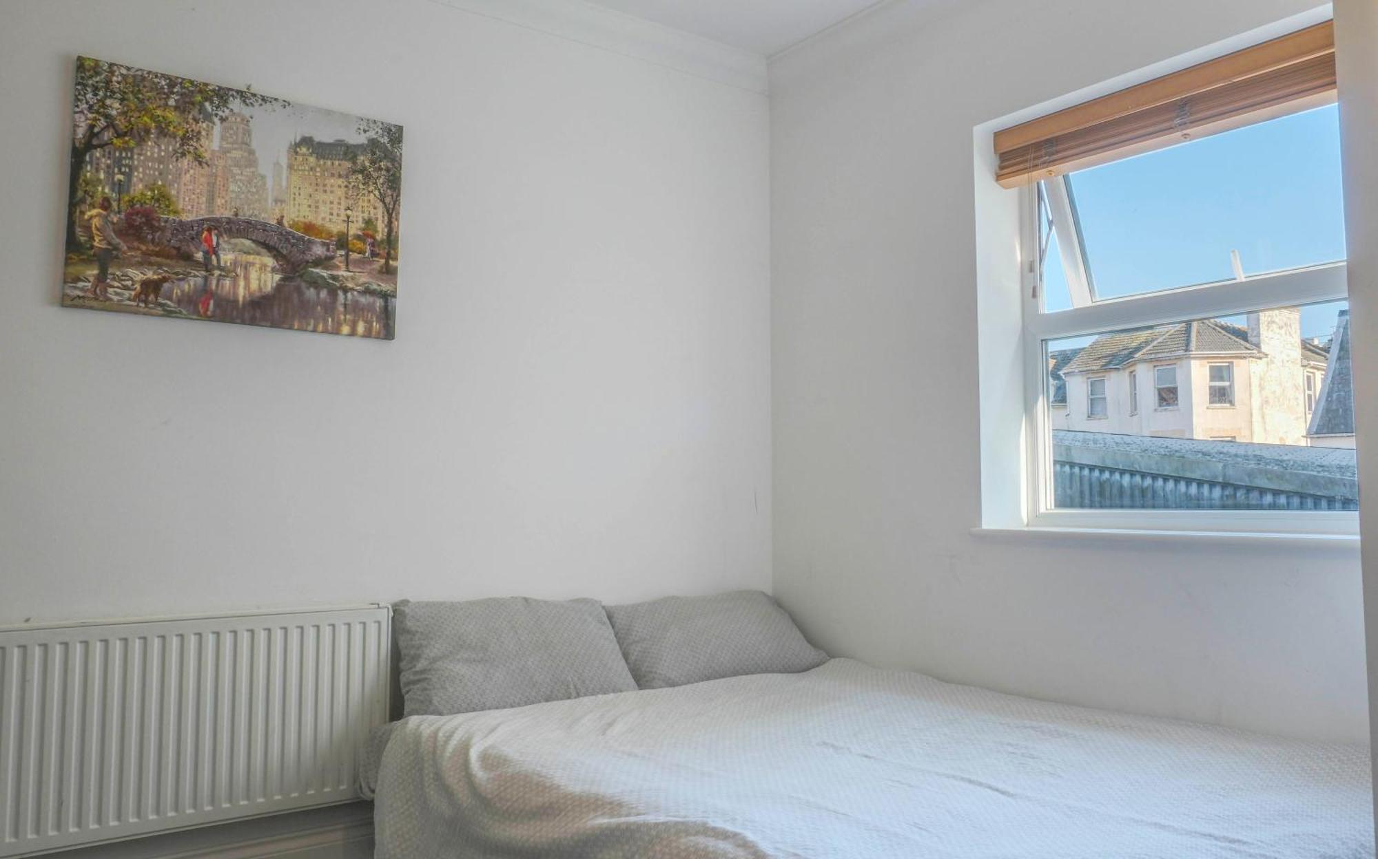 Bournemouth Beachfront Retreat 3 Bedroom 3 Bathroom Seaside B&B With Free Parking מראה חיצוני תמונה