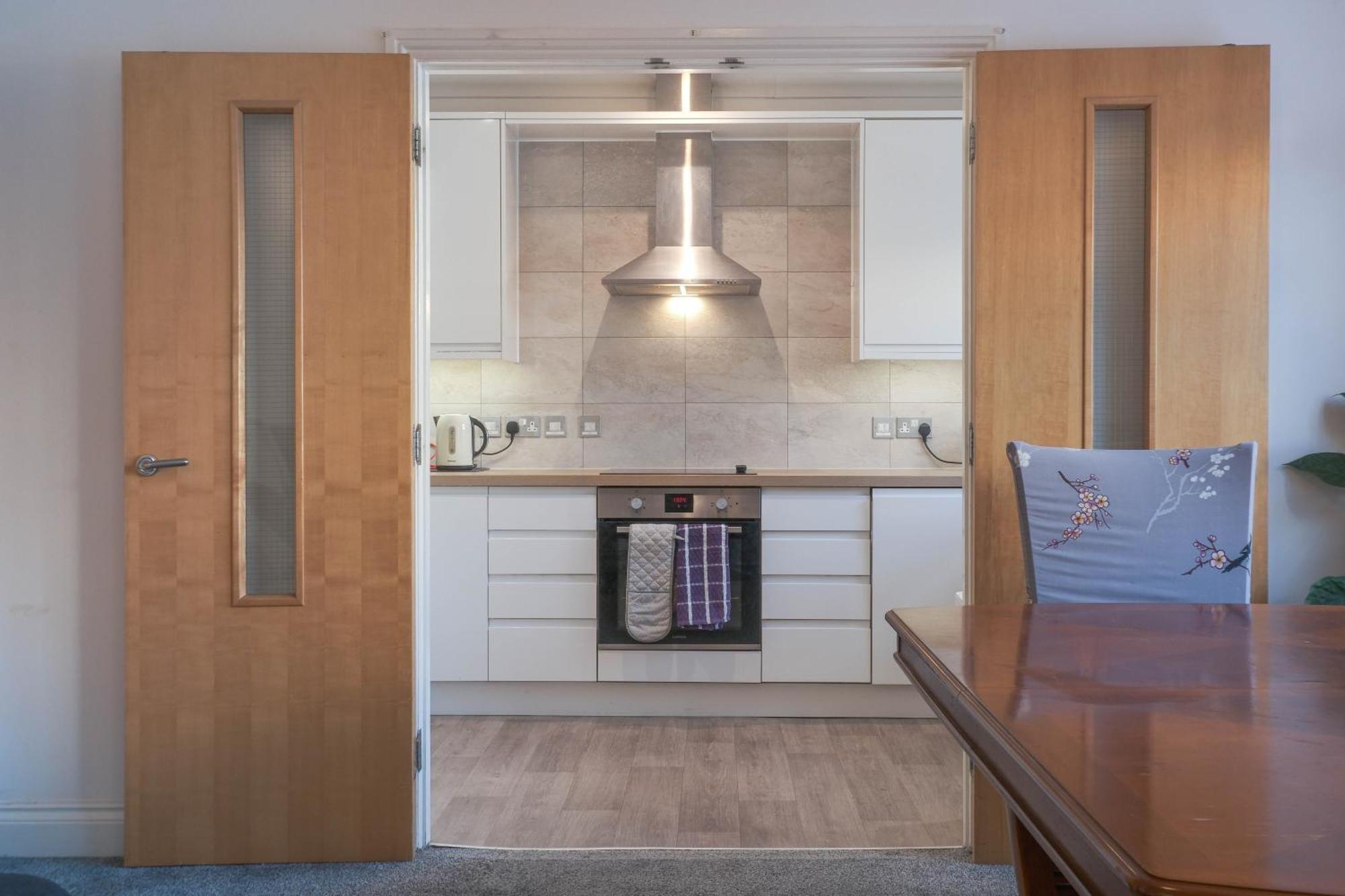 Bournemouth Beachfront Retreat 3 Bedroom 3 Bathroom Seaside B&B With Free Parking מראה חיצוני תמונה