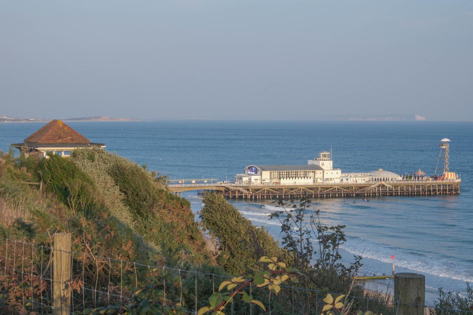 Bournemouth Beachfront Retreat 3 Bedroom 3 Bathroom Seaside B&B With Free Parking מראה חיצוני תמונה