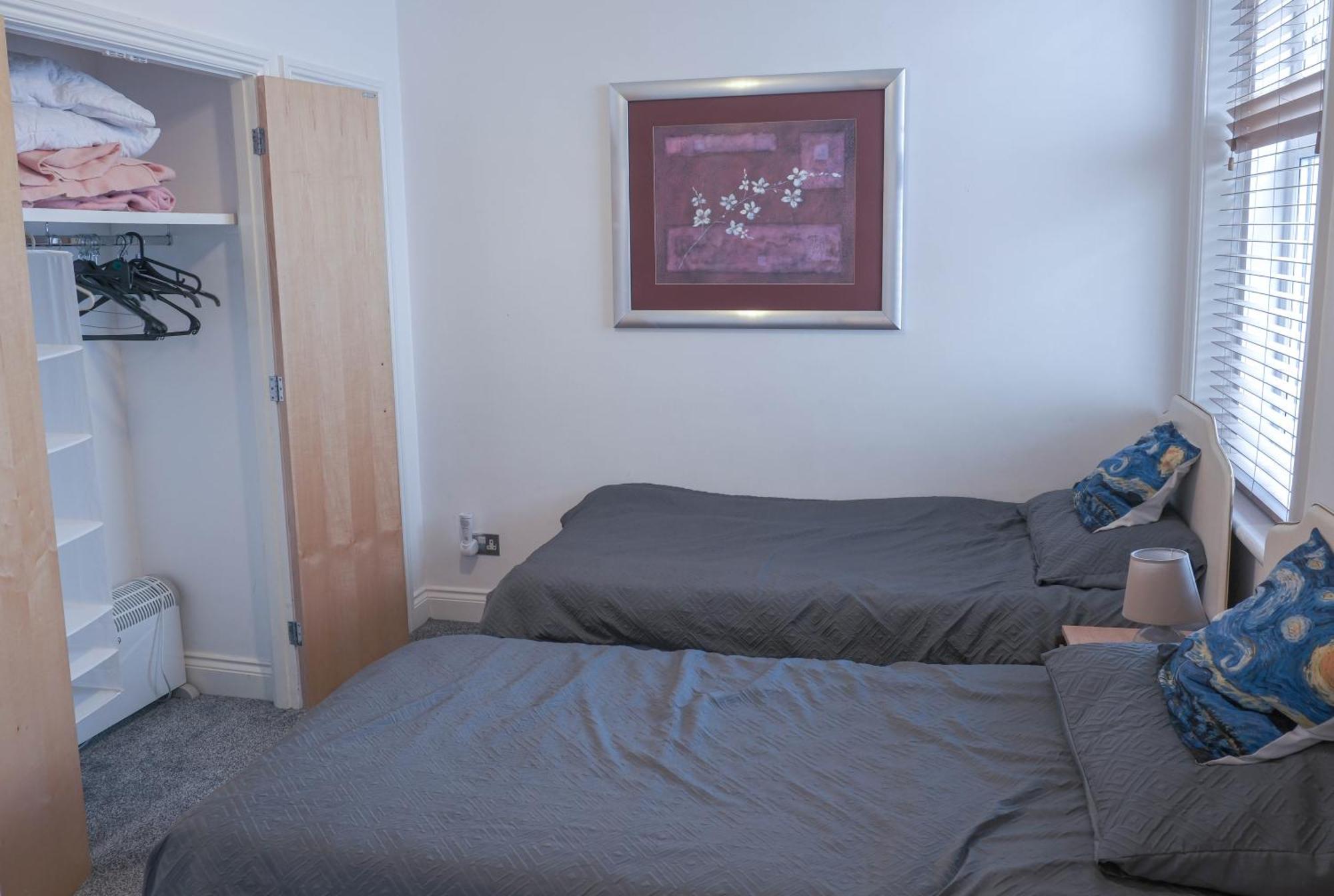 Bournemouth Beachfront Retreat 3 Bedroom 3 Bathroom Seaside B&B With Free Parking מראה חיצוני תמונה