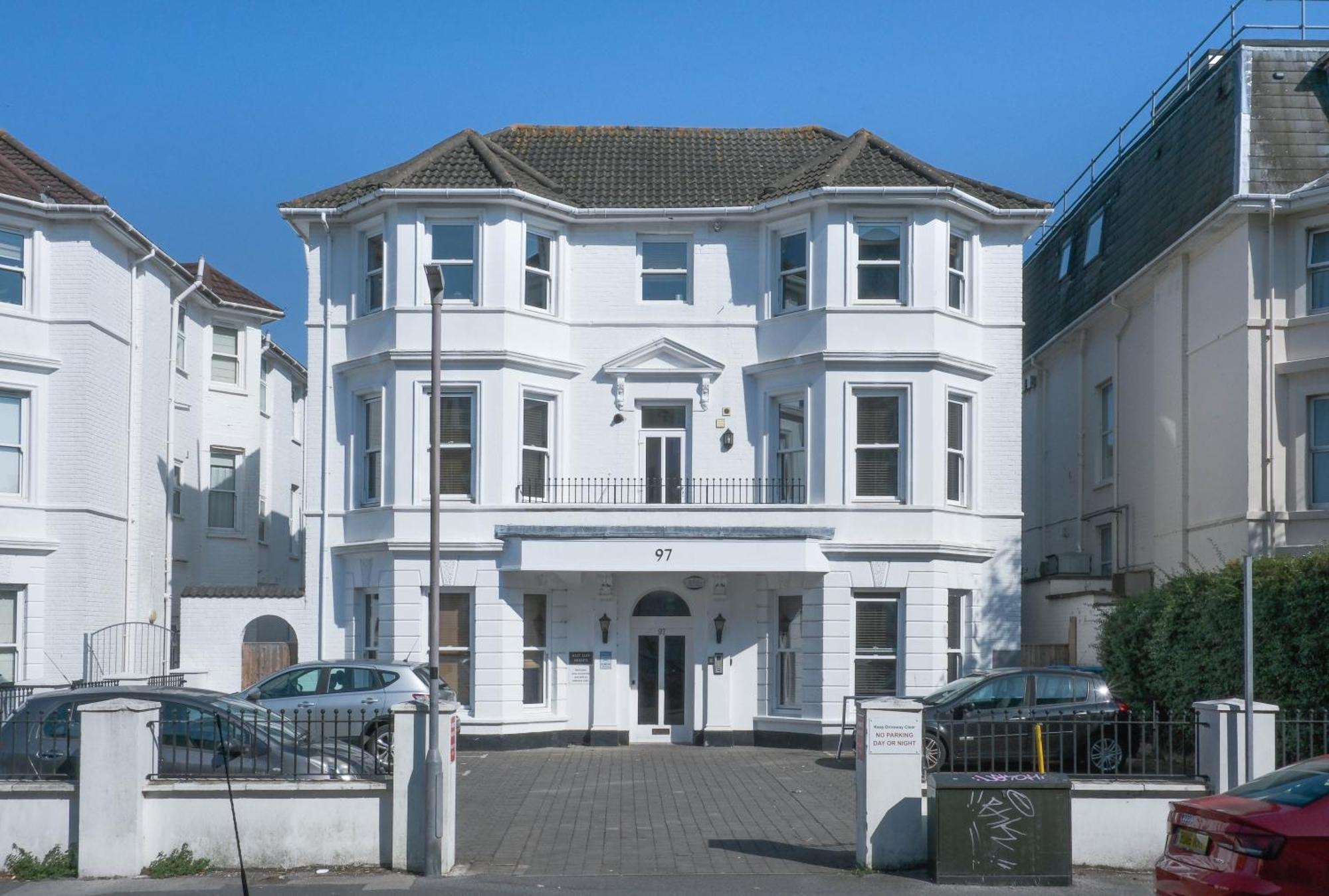 Bournemouth Beachfront Retreat 3 Bedroom 3 Bathroom Seaside B&B With Free Parking מראה חיצוני תמונה