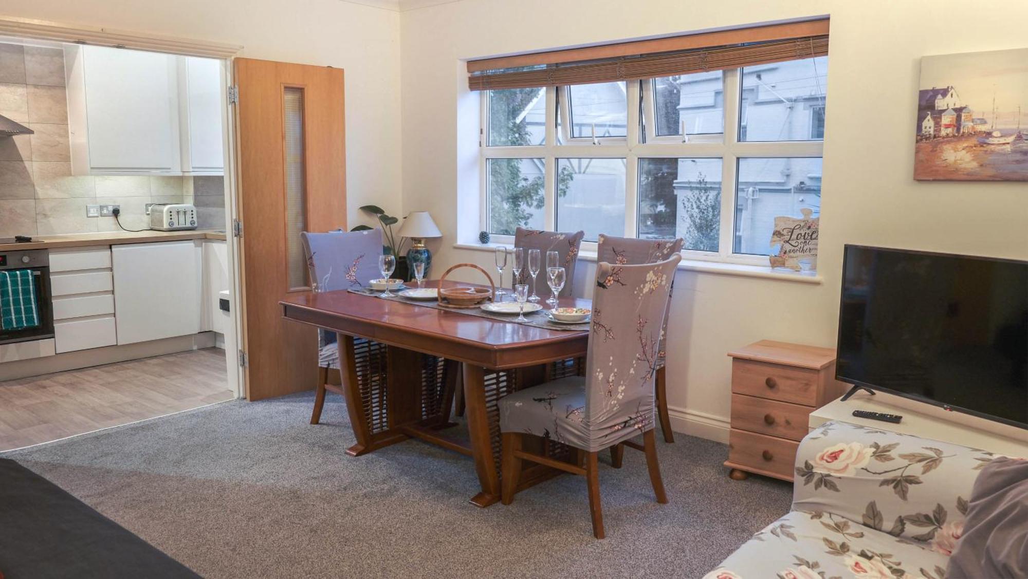 Bournemouth Beachfront Retreat 3 Bedroom 3 Bathroom Seaside B&B With Free Parking מראה חיצוני תמונה