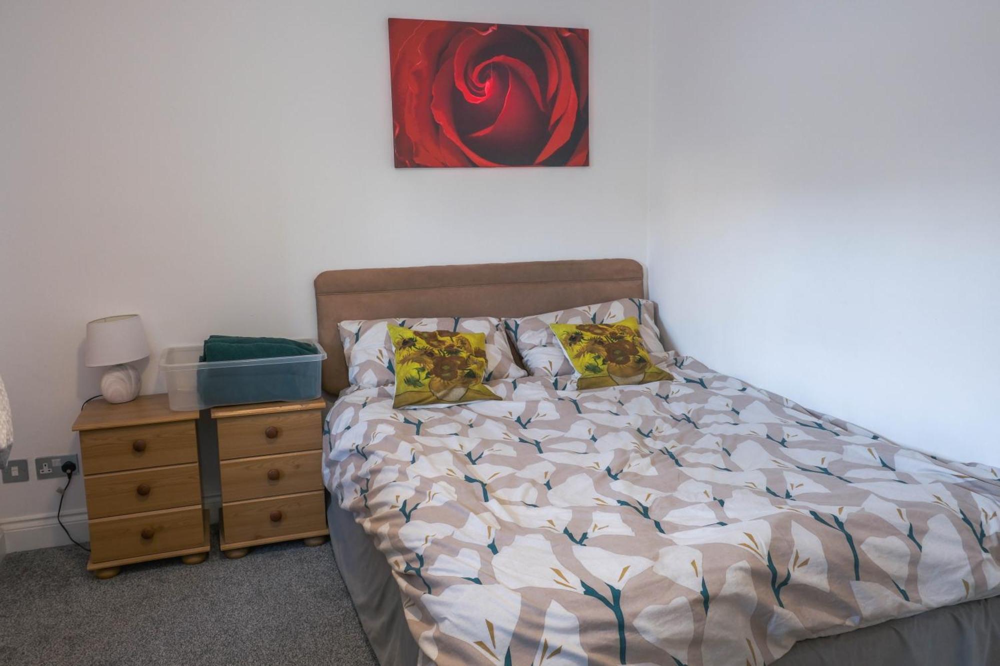 Bournemouth Beachfront Retreat 3 Bedroom 3 Bathroom Seaside B&B With Free Parking מראה חיצוני תמונה