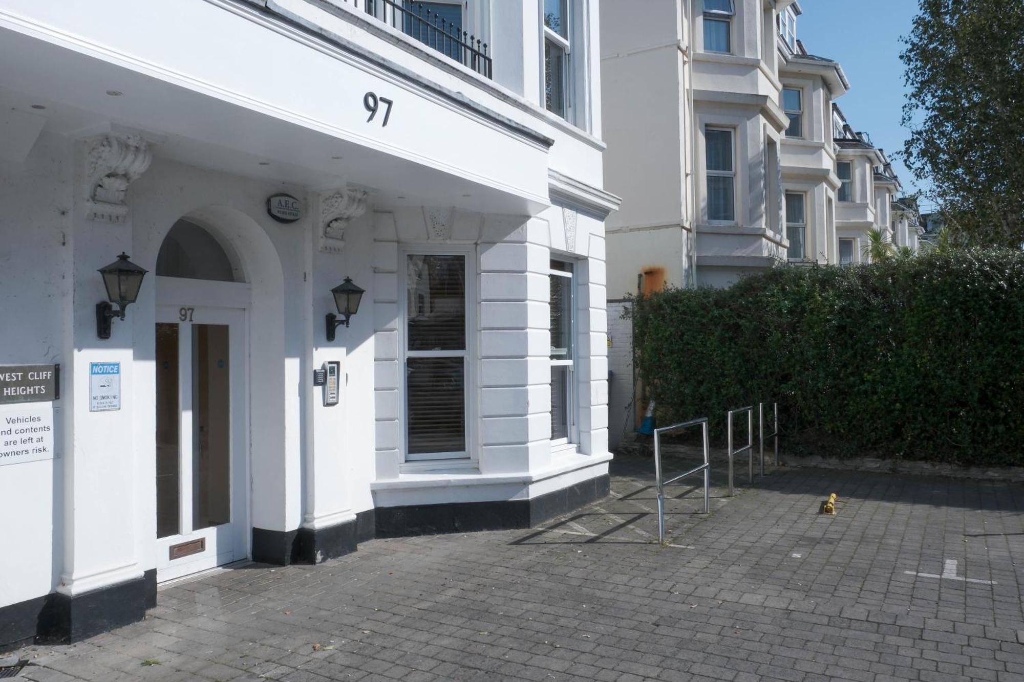 Bournemouth Beachfront Retreat 3 Bedroom 3 Bathroom Seaside B&B With Free Parking מראה חיצוני תמונה