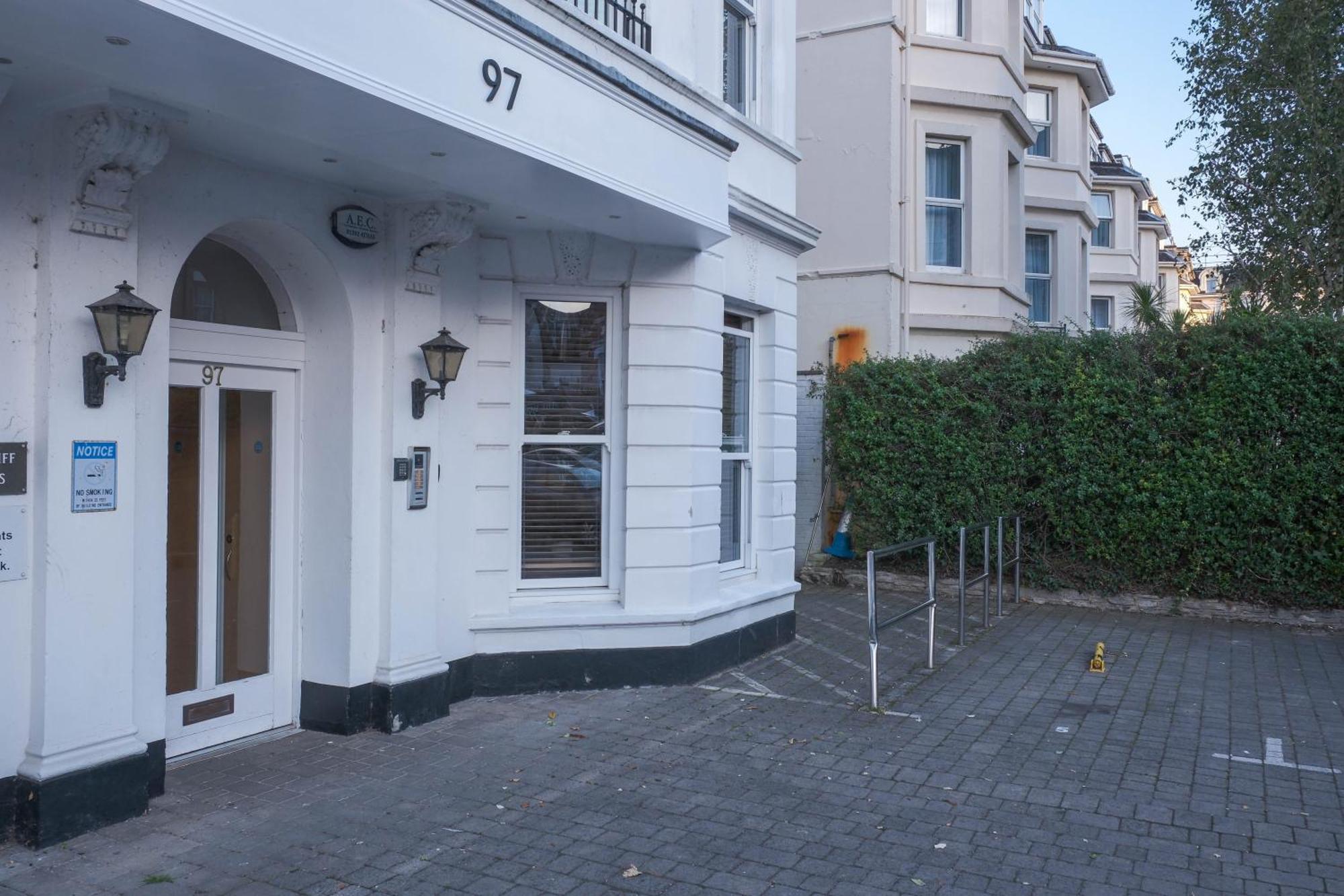 Bournemouth Beachfront Retreat 3 Bedroom 3 Bathroom Seaside B&B With Free Parking מראה חיצוני תמונה