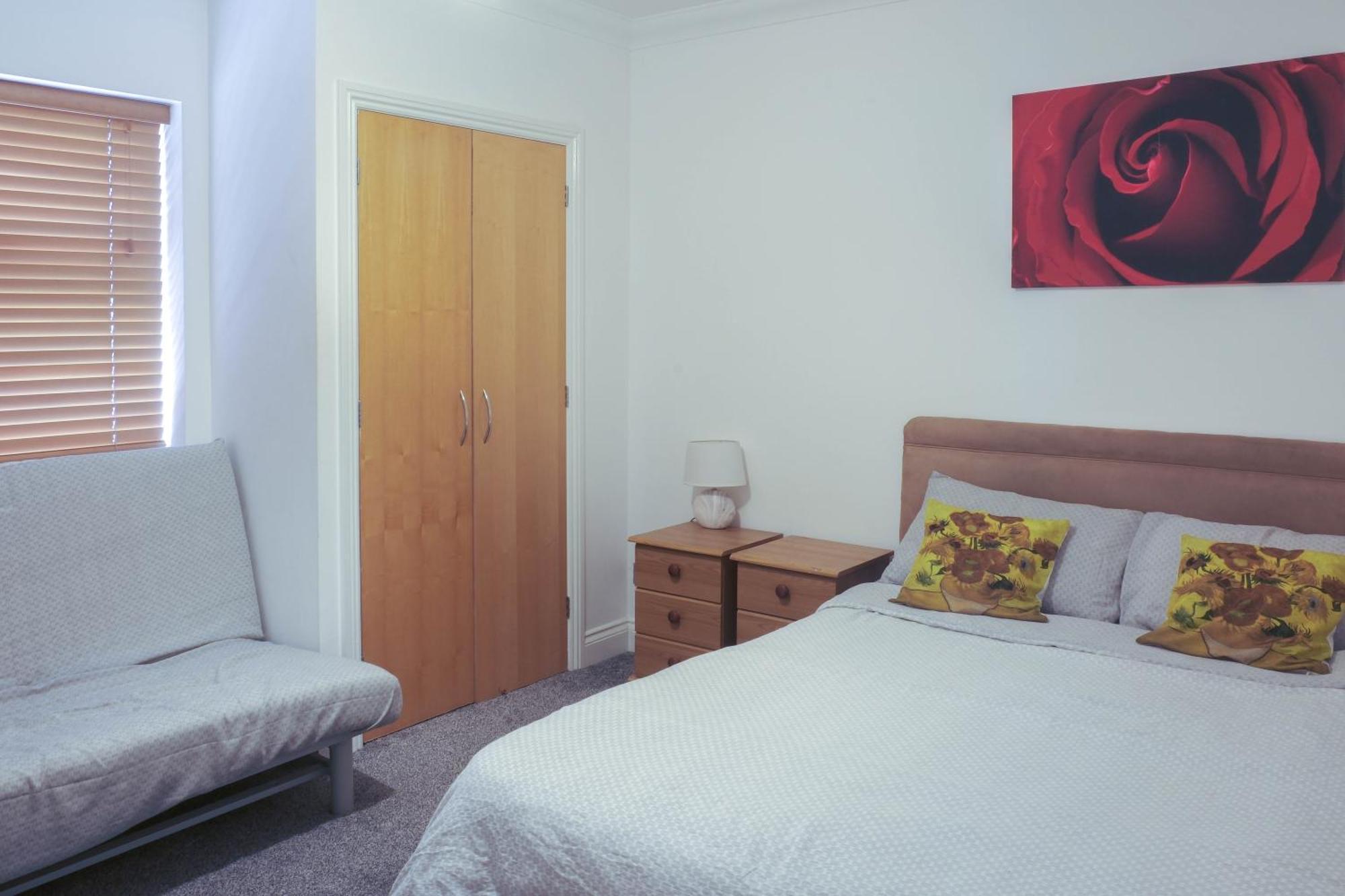 Bournemouth Beachfront Retreat 3 Bedroom 3 Bathroom Seaside B&B With Free Parking מראה חיצוני תמונה