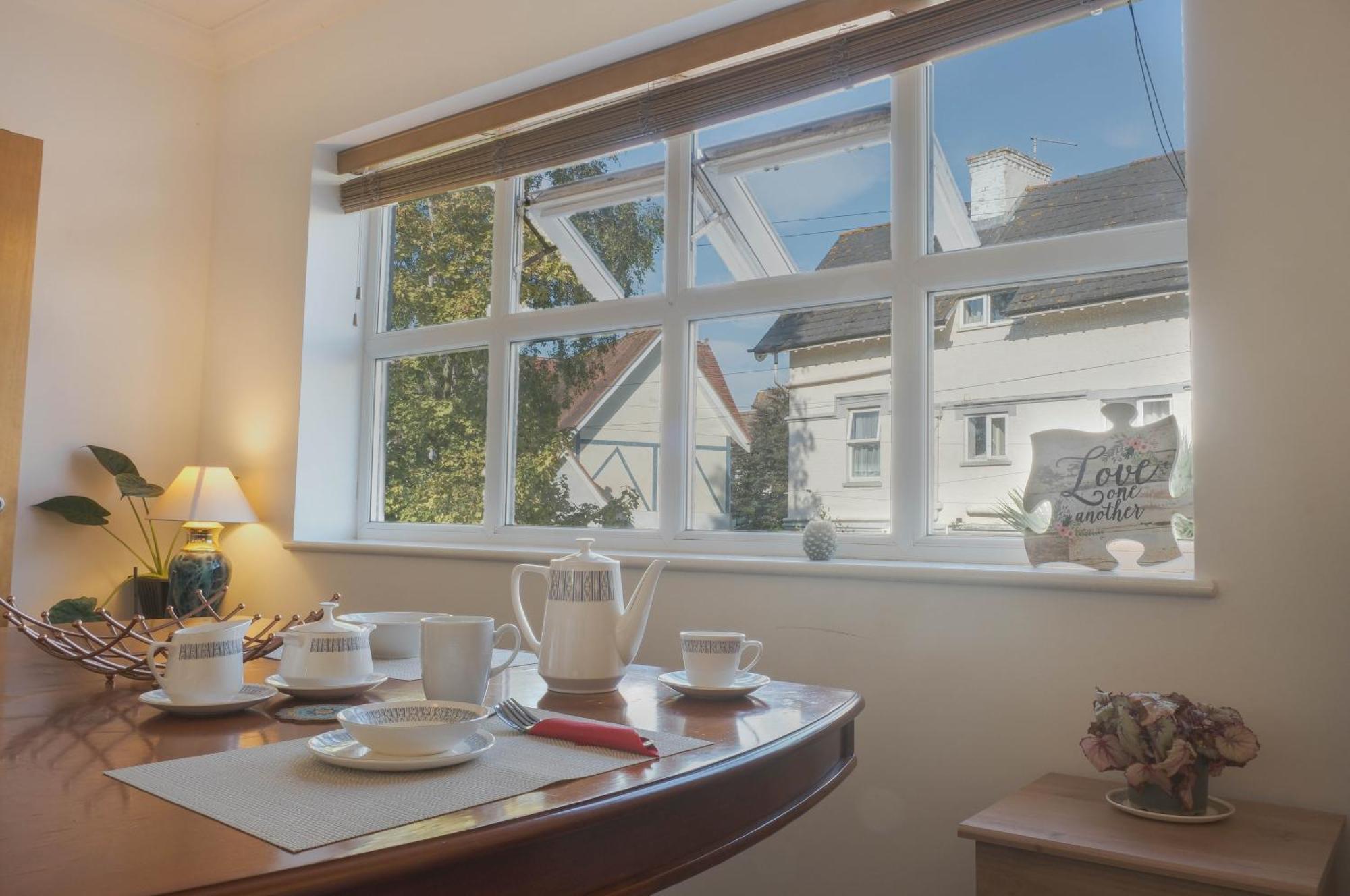 Bournemouth Beachfront Retreat 3 Bedroom 3 Bathroom Seaside B&B With Free Parking מראה חיצוני תמונה