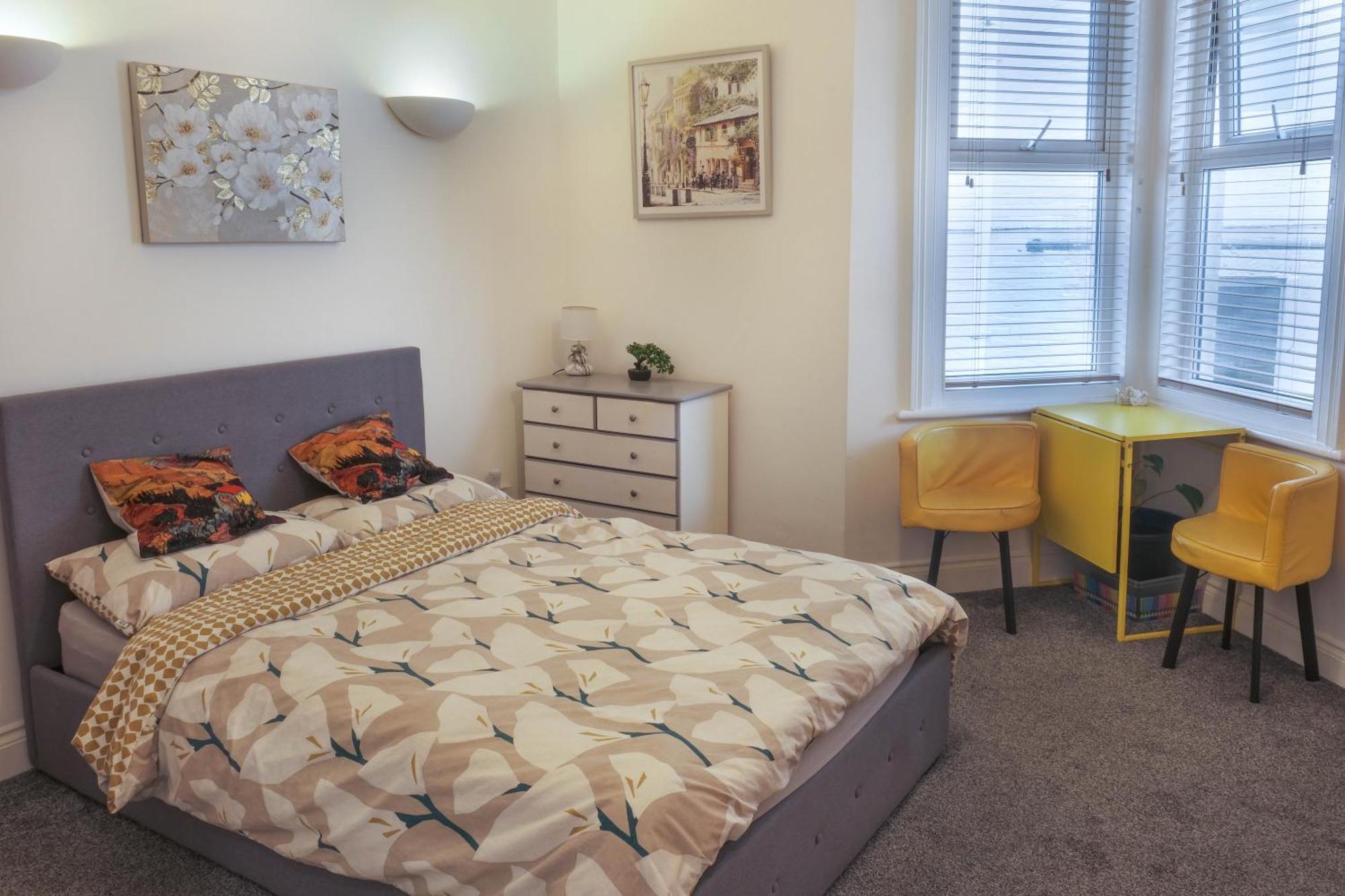 Bournemouth Beachfront Retreat 3 Bedroom 3 Bathroom Seaside B&B With Free Parking מראה חיצוני תמונה