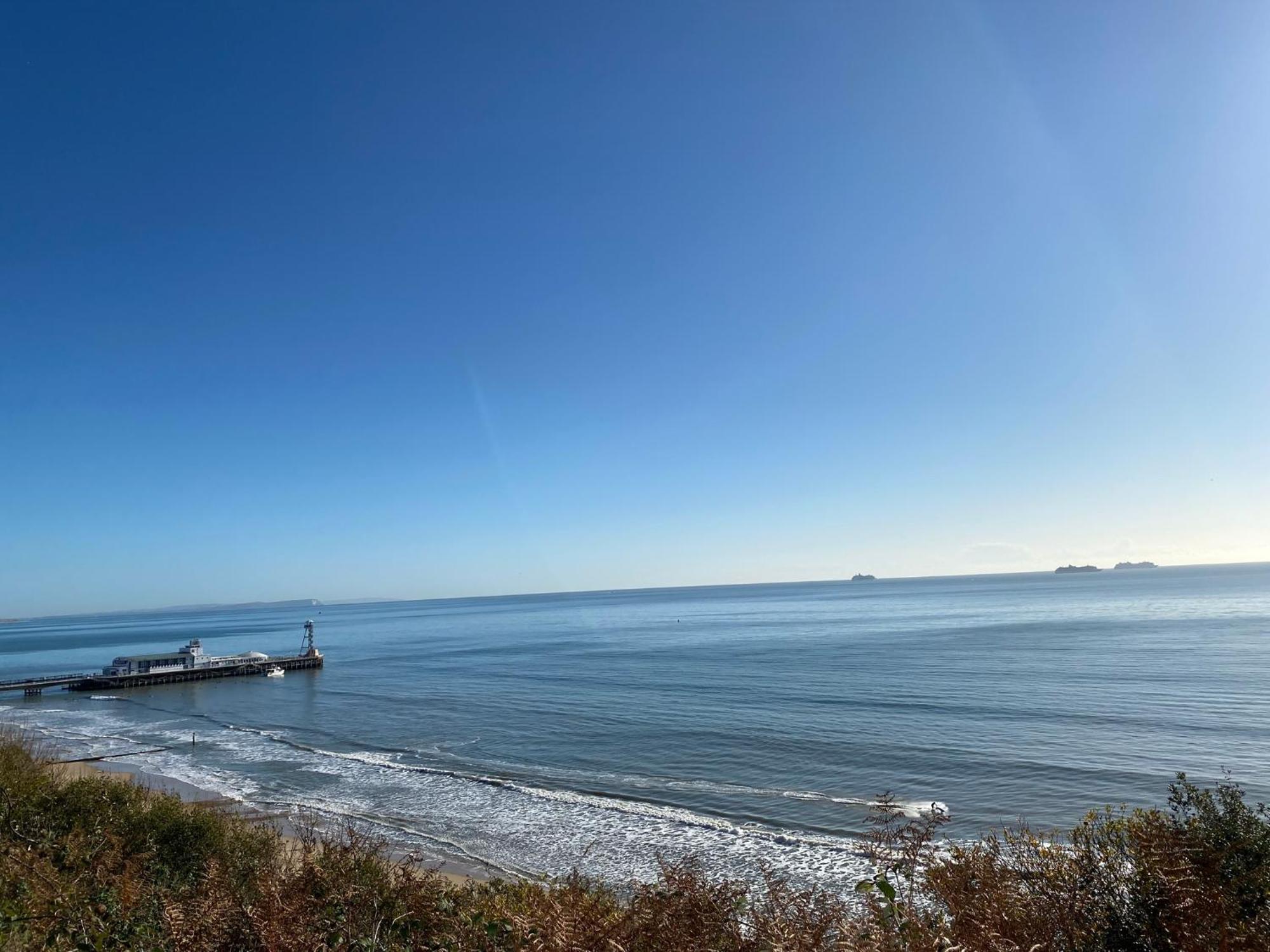 Bournemouth Beachfront Retreat 3 Bedroom 3 Bathroom Seaside B&B With Free Parking מראה חיצוני תמונה